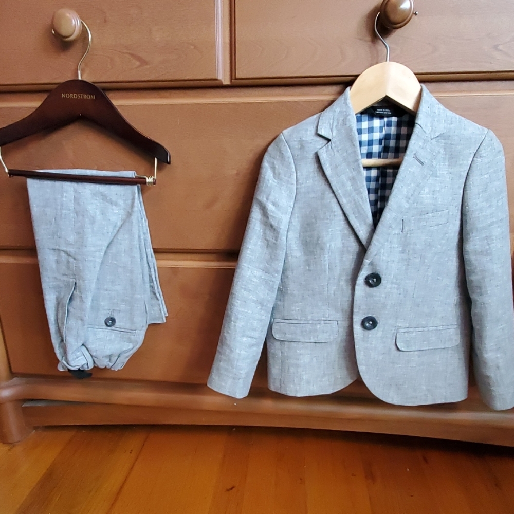 Nordstrom light grey kids suit Sz. 2